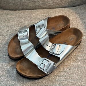Birkenstock‎ Arizona Soft Footbed Sandal in Metallic Silver Women’s Size 40 US 9